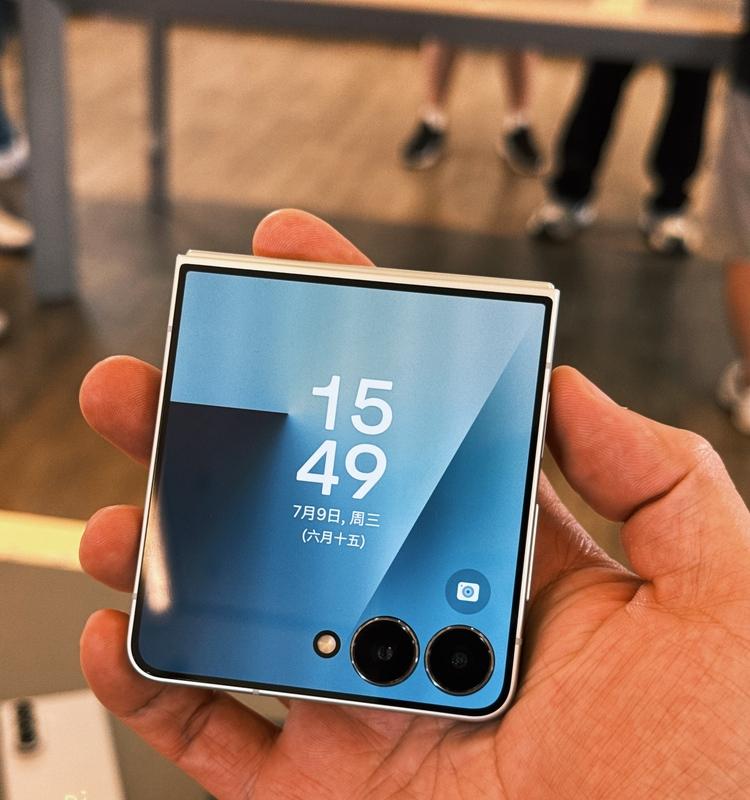 三星 Galaxy Unpacked 2025：折叠屏挑战轻薄极限，手表重构健康体验  第6张